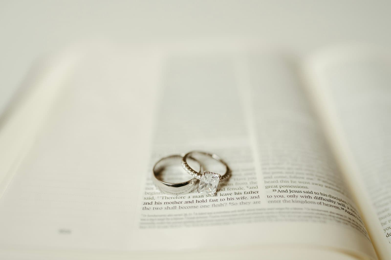 Anillos de boda apoyados sobre un libro abierto